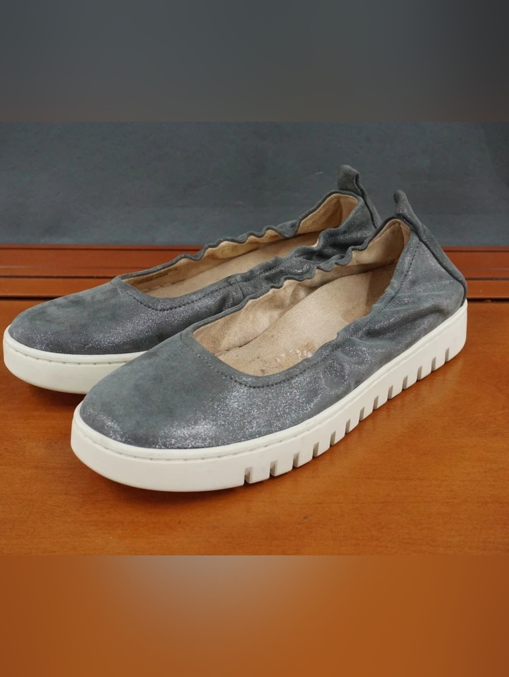 NWT Vionic Women's Shimmery Gray Elastic-Top Slip-On Flats Size 9.5